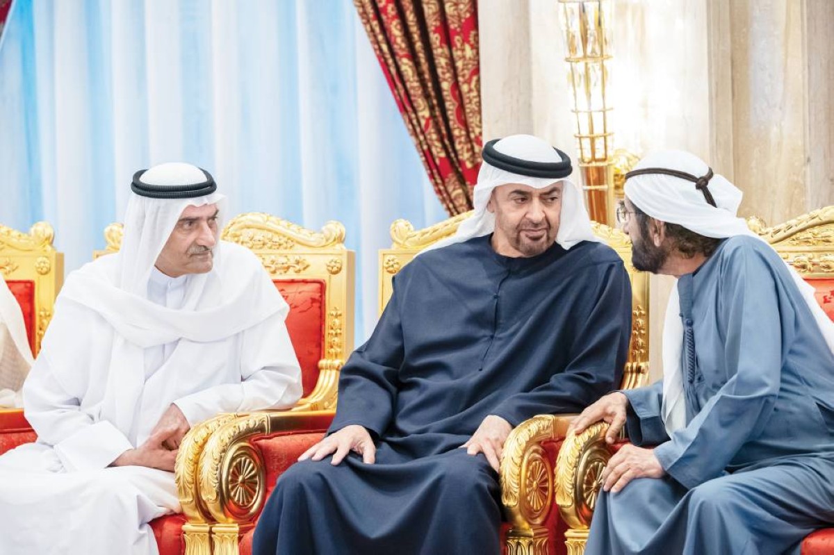 محمد بن زايد ومحمد بن راشد وحمد الشرقي خلال العزاء 