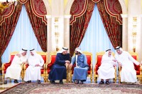 محمد بن زايد ومحمد بن راشد وسلطان القاسمي وحمد الشرقي وسعود المعلا وسعود بن صقر خلال مجلس العزاء