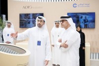 هزاع بن زايد يستمع لشرح من أحد المشاركين في المنتدى