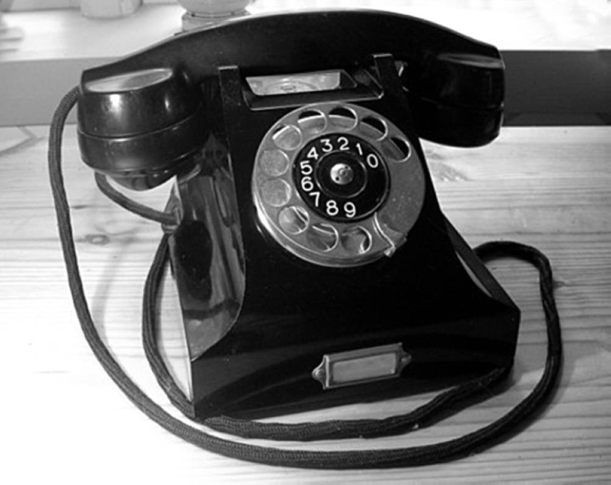 1955 -  تمديد أول كابل هاتفي تحت مياه المحيط الأطلسي.