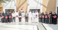 علي قاسم يتوسط المشاركين في برنامج بناء القدرات