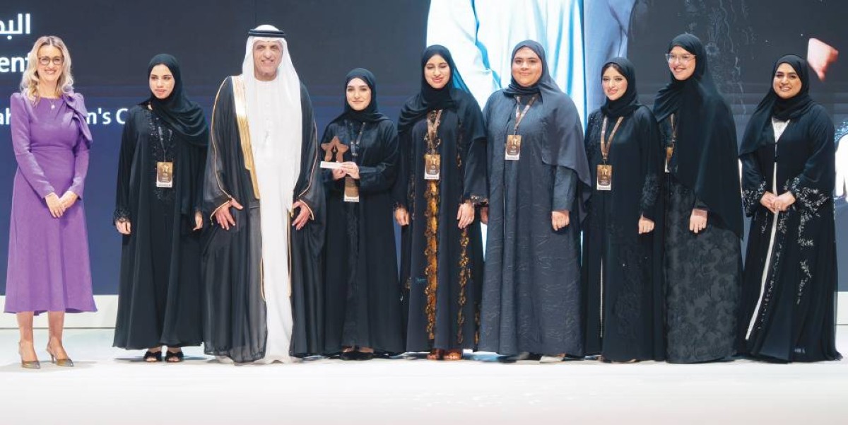 سعود بن صقر خلال تكريم الفائزين بجائزة رأس الخيمة للتميز التعليمي