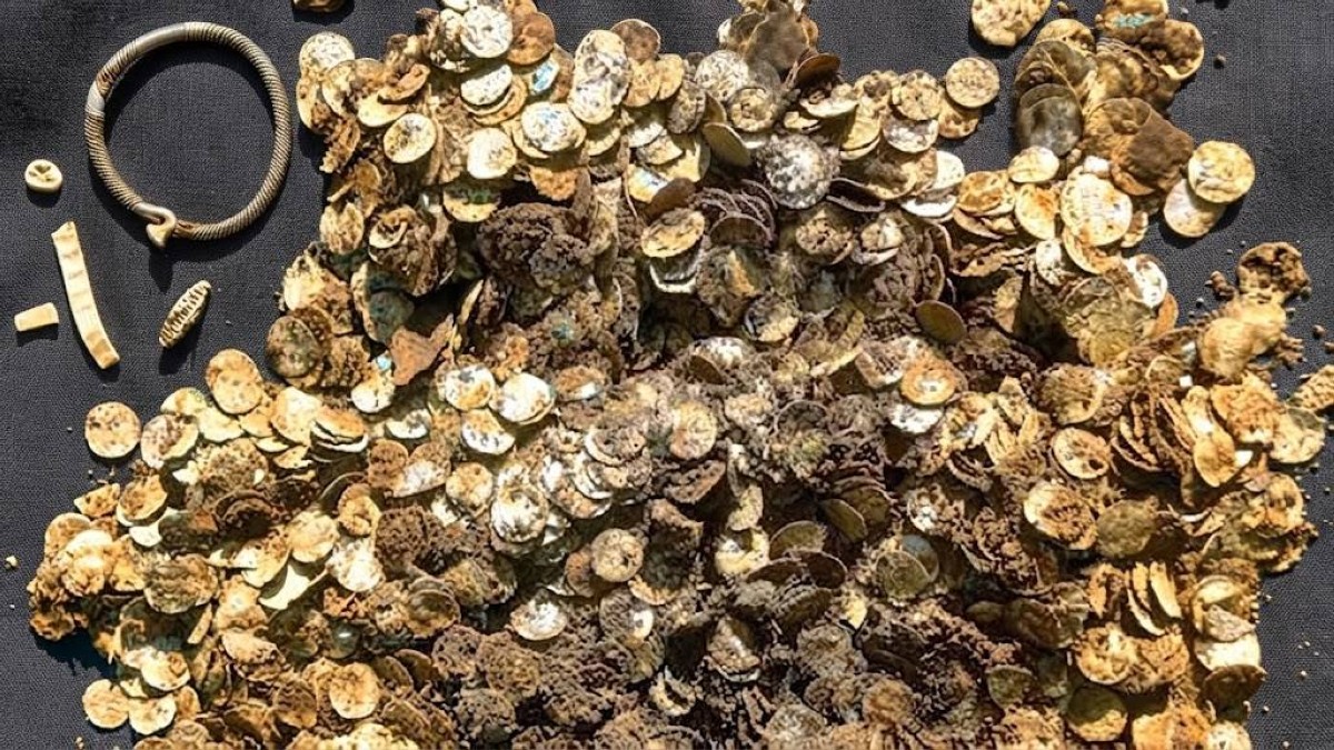 سرّ مدفون.. إشارة من تحت الأرض تكشف كنزاً عمره ألف عام