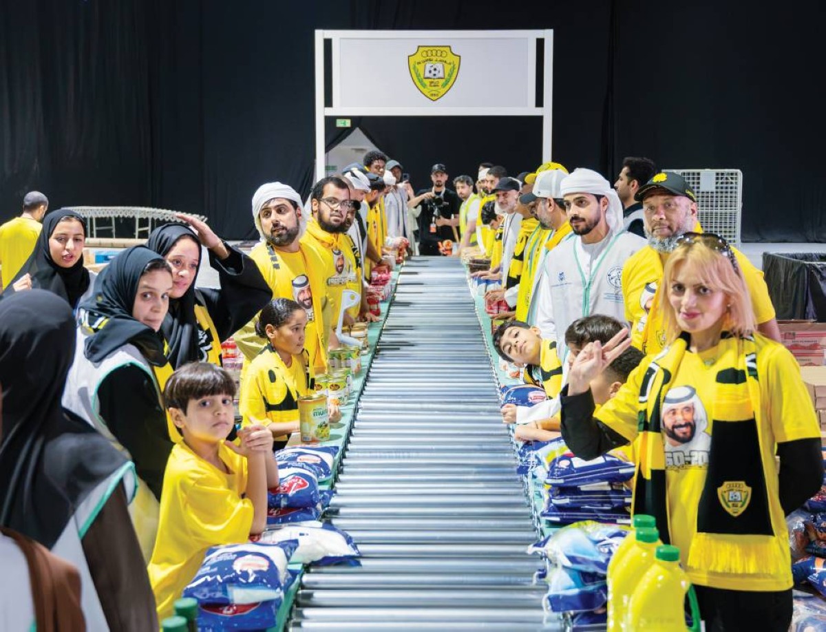 جانب من أفراد المجتمع الرياضي المشاركين في تجهيز المساعدات