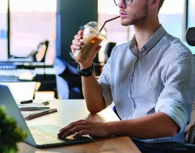 هل ينبغي أن تتسبب قهوة مثلجة في خسارتك للوظيفة؟
