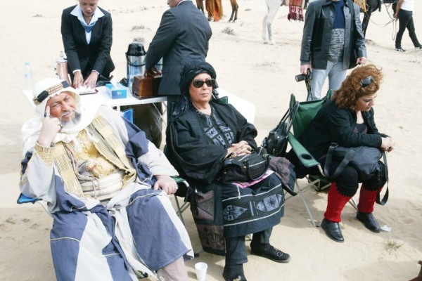منى واصف خلال كواليس تصوير مسلسل «صراع على الرمال» عام 2008