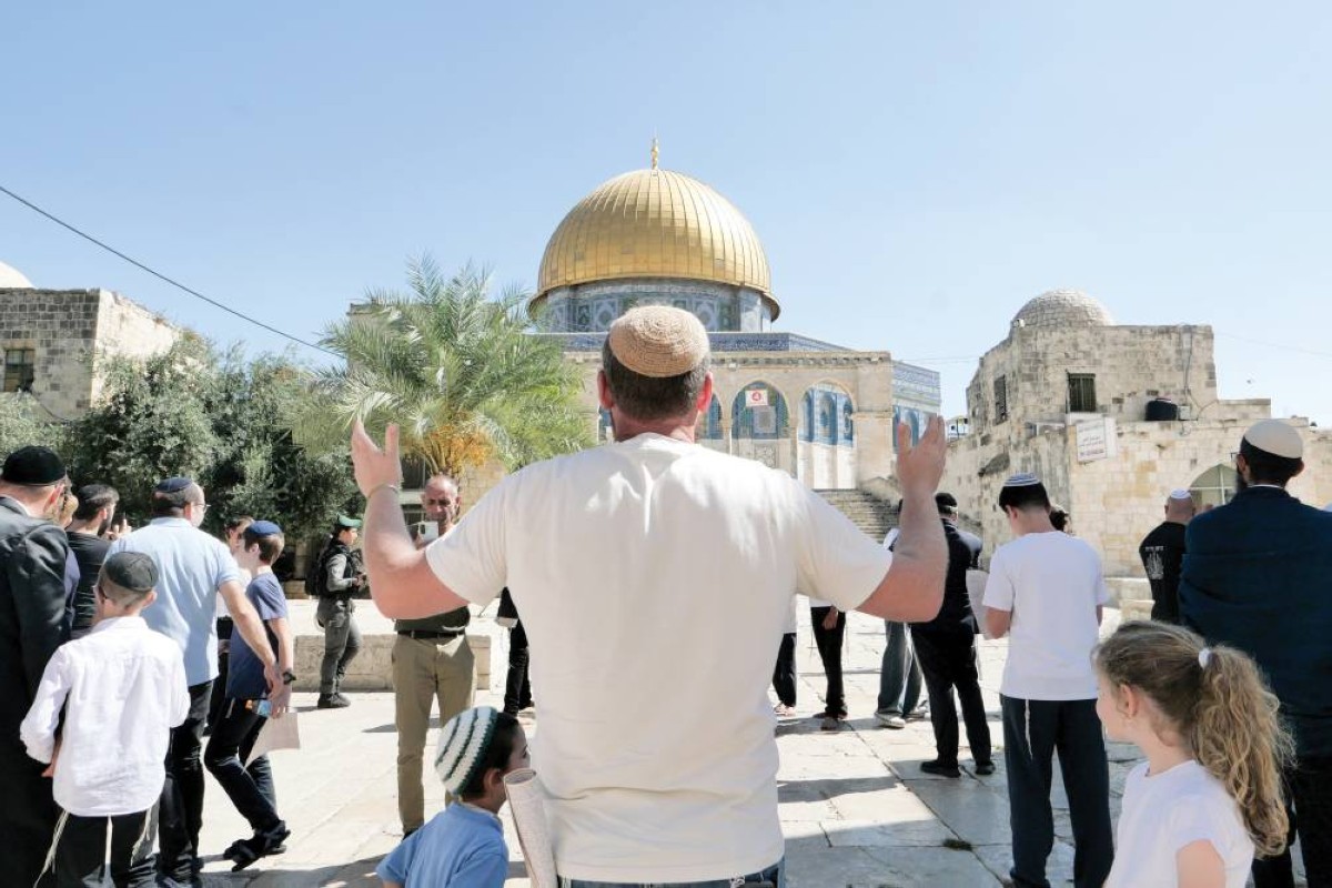 يهود يؤدون طقوساً تلمودية في باحات المسجد الأقصى