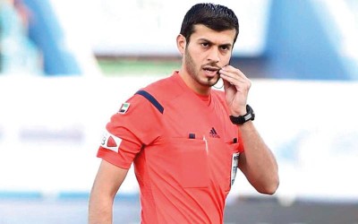 عمر آل علي ومحمد خادم يشاركان في إدارة مباراة الكويت وعمان