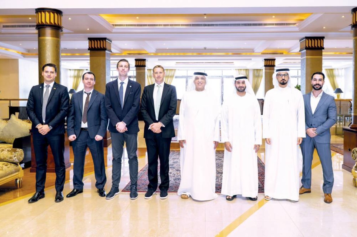 سعود بن صقر خلال استقباله وفد شركة «سكاي بورتس إنفراستركتشر» البريطانية