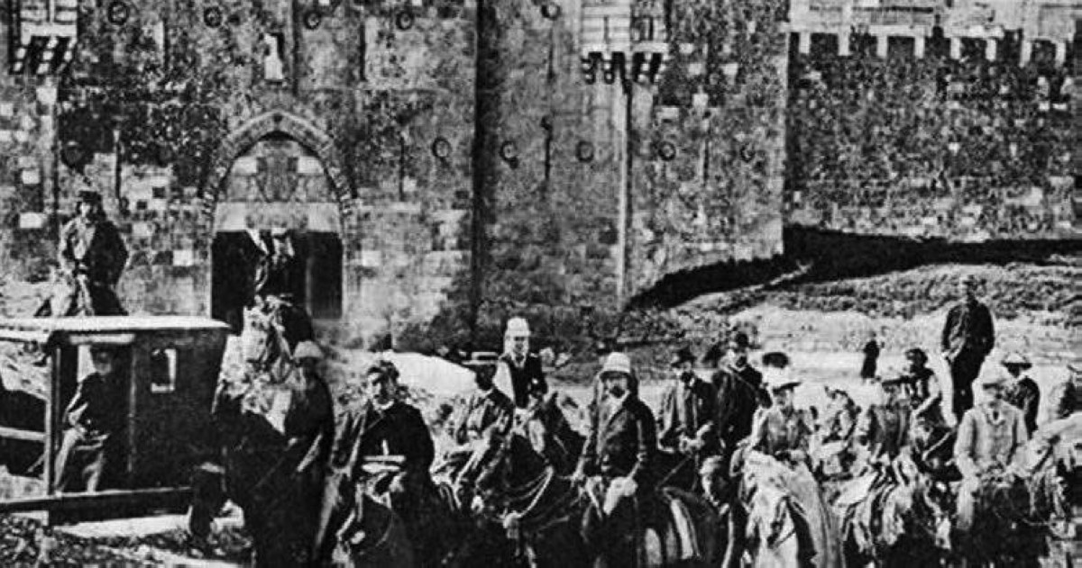1923 بداية الانتداب البريطاني على فلسطين.
