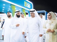 عبدالرحمن العور خلال افتتاح معرض رؤية بحضور مروان بن غليطة وعبدالله الفلاسي والمشاركين