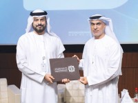 خليفة السويدي خلال تكريم ضيوف الملتقى والمتحدثين