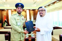 ضاحي خلفان يتسلم رسالة ماجستير حول الوساطة والعدالة