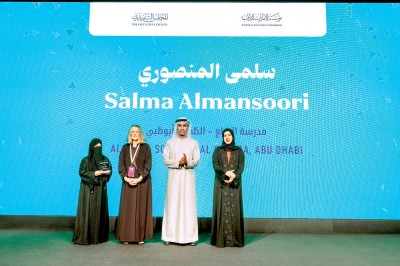 عبدالله البسطي وعائشة ميران وإيزابيل أبو الهول خلال تكريم أمناء مكتبات المدارس