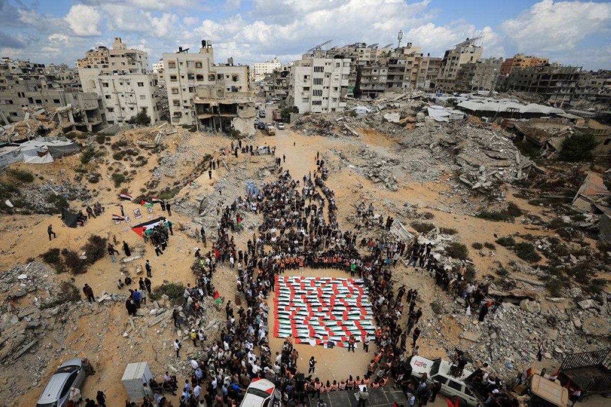 جنازة جماعية لفلسطينيين انتُشلت جثامينهم من تحت أنقاض مبنى سكني في مدينة غزة / رويترز