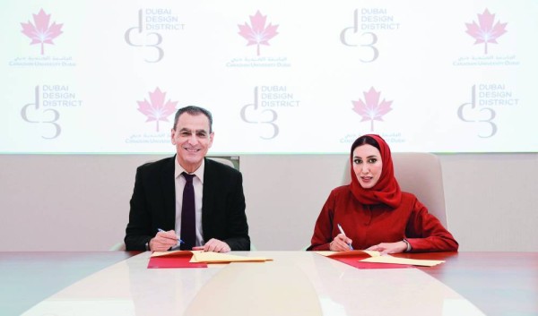 خديجة البستكي وكريم شيلي خلال التوقيع