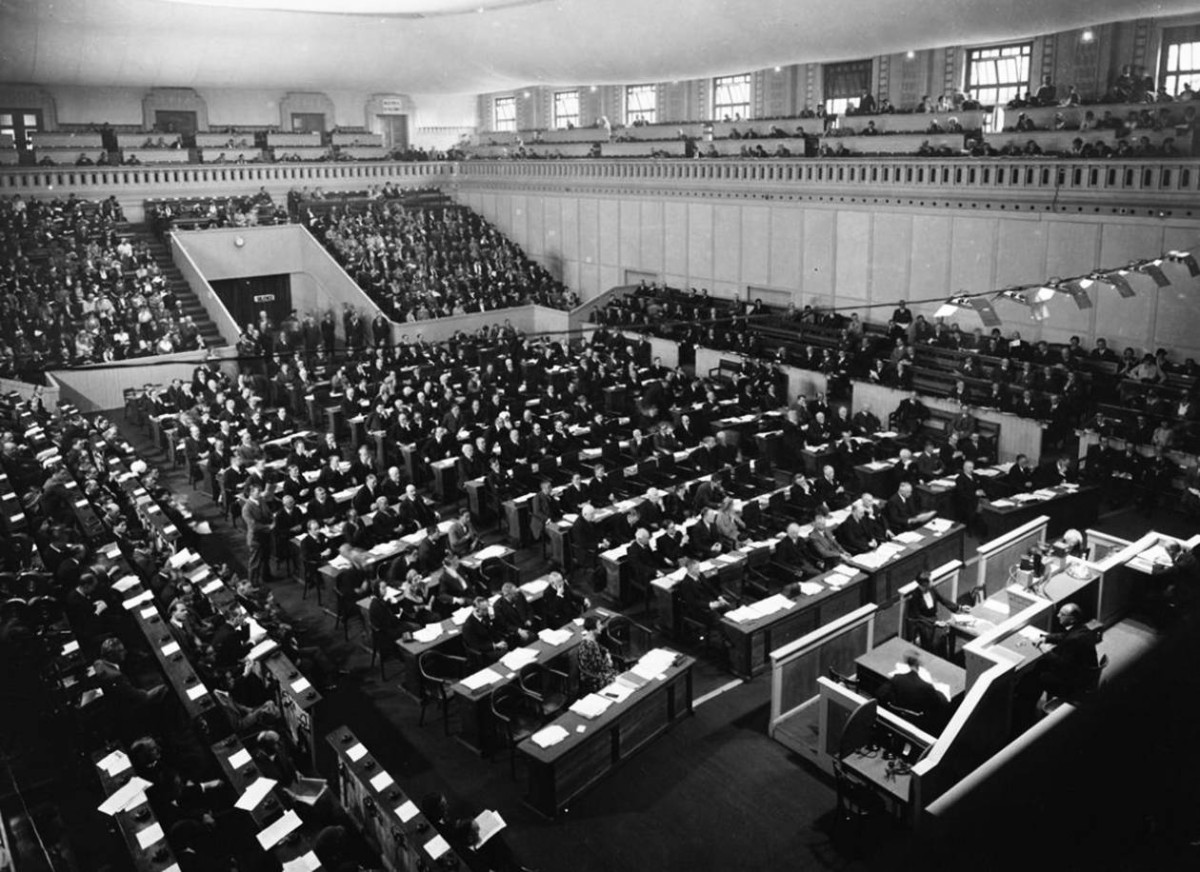 1932 -  استقلال العراق عن بريطانيا وانضمامه إلى عصبة الأمم.