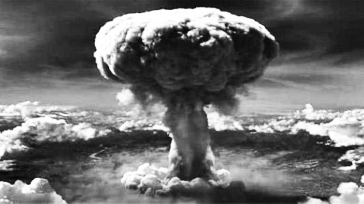 1952 -  تفجير أول قنبلة ذرية بريطانية قبالة ساحل أستراليا.