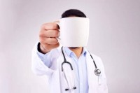 فنجان القهوة ليس بريئاً.. 7 أشياء غريبة يفعلها بجسمك