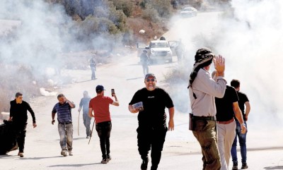 قوات الجيش الإسرائيلي تطلق الغاز المسيل للدموع تزامناً مع هجوم شنه مستوطنون على مزارعين فلسطينيين