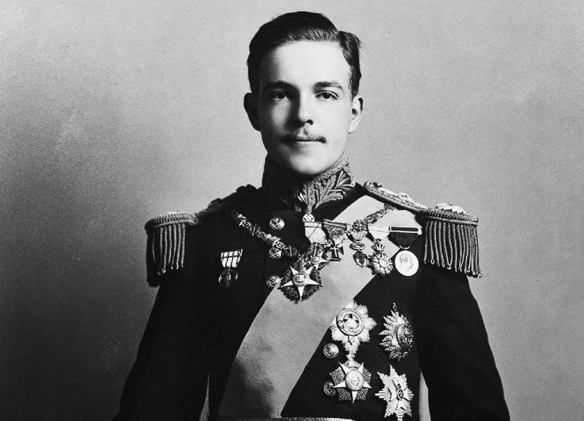 1910 -  ملك البرتغال مانويل الثاني يفر إلى إنجلترا بعد اندلاع ثورة في لشبونة.