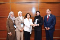 أمينة الجسمي ووفد المؤسسة خلال تسلم الجائزة