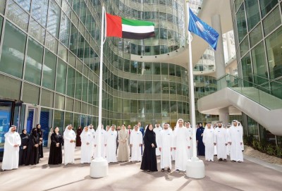 سعيد الطاير وهزاع النعيمي خلال رفع الراية بحضور عدد من المسؤولين من «تنفيذي دبي» والهيئة