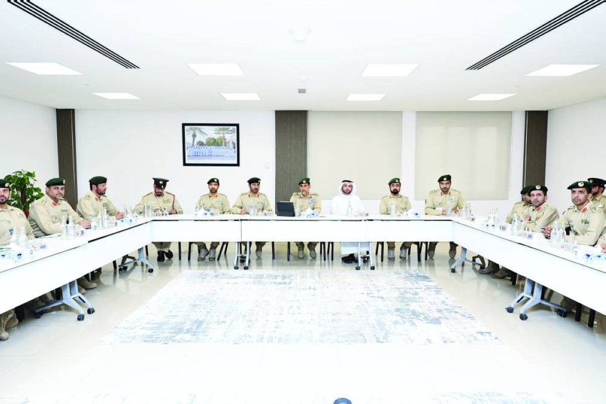 عبدالله المرى خلال تفقده إدارة أمن الهيئات والمنشآت والطوارئ بحضور حارب الشامسي