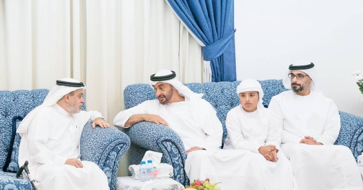 القيادة الرشيدة تعتبر المعلم شريكاً أساسياً في مسيرة التنمية.. وفي الصورة محمد بن زايد في لقاء سابق مع معلمه أحمد إبراهيم مندي بحضور خالد بن محمد |
