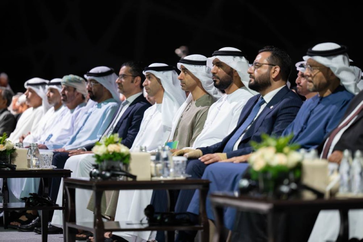 حمدان بن محمد بن زايد خلال افتتاح فعاليات الأسبوع بحضور ثاني الزيودي ومحمد علي الشرفا | وام