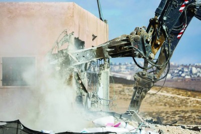 جرافة إسرائيلية تهدم منزلَ فلسطيني قرب الخليل في الضفة الغربية