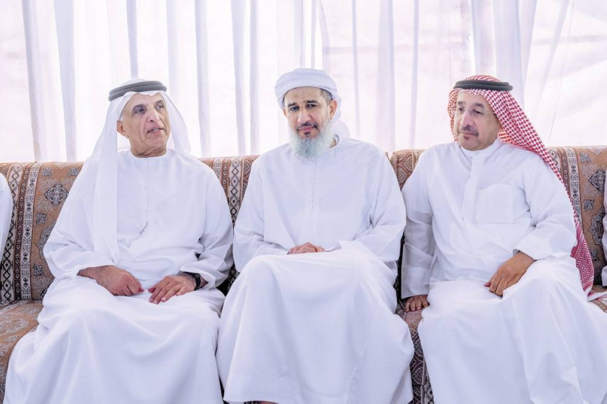 سعود بن صقر خلال تقديم واجب العزاء