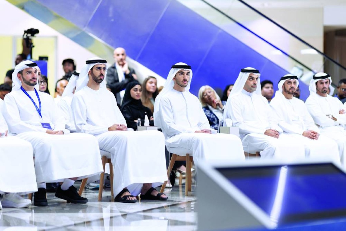 محمد بن راشد بن محمد خلال الحدث بحضور عمر العلماء ومحمد لوتاه وسعيد القرقاوي 
