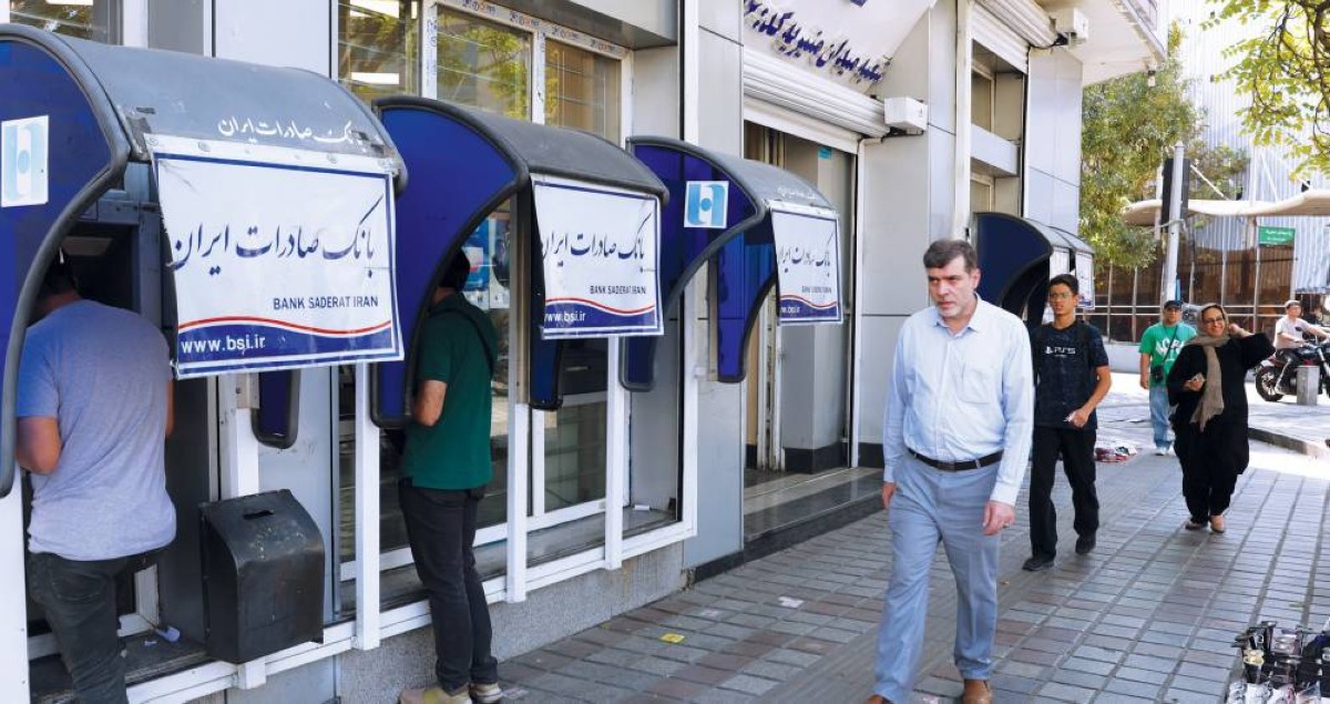 إيرانيون أمام أجهزة صرف بطهران وسط ظروف معيشية غير مسبوقة وانخفاض للعملة بلغ 2.7 مليون ريال مقابل الدولار