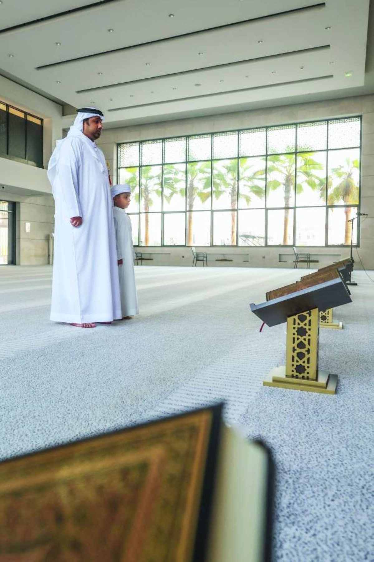 أجيال ترث حب العبادة: يخطو طفل برفقة والده بكل ثقة داخل جامع الريحان،  في مشهد يعكس أصالة القيم وتوارثها بين الأجيال في دبي,اكتوبر 08,2026 تصوير احمد مكي