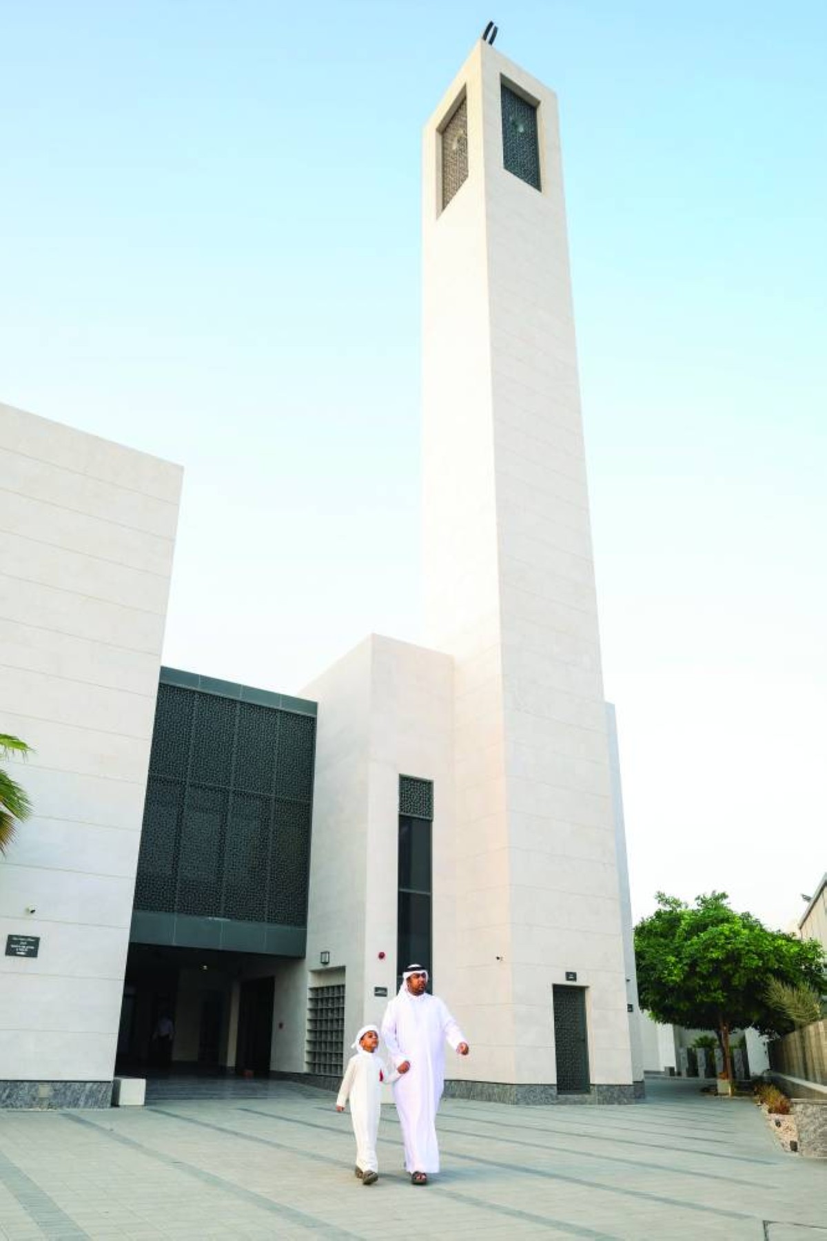 أجيال ترث حب العبادة: يخطو طفل برفقة والده بكل ثقة داخل جامع الريحان،  في مشهد يعكس أصالة القيم وتوارثها بين الأجيال في دبي,اكتوبر 08,2026 تصوير احمد مكي