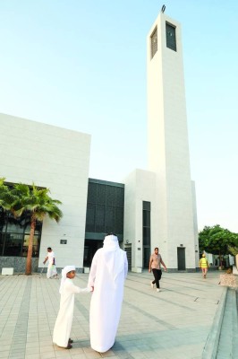 أجيال ترث حب العبادة: يخطو طفل برفقة والده بكل ثقة داخل جامع الريحان في مشهد يعكس أصالة القيم وتوارثها بين الأجيال في دبي, اكتوبر 08,2026 تصوير احمد مكي
