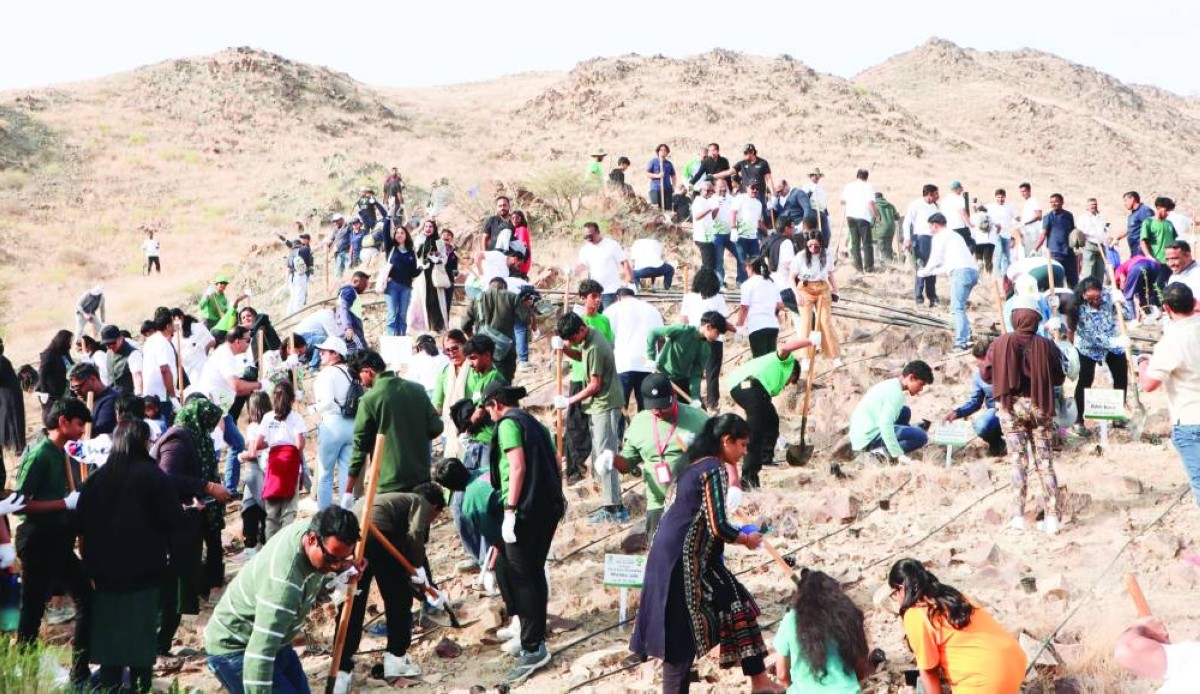 جانب من إحدى فعاليات جمع النفايات من البيئة | من المصدر