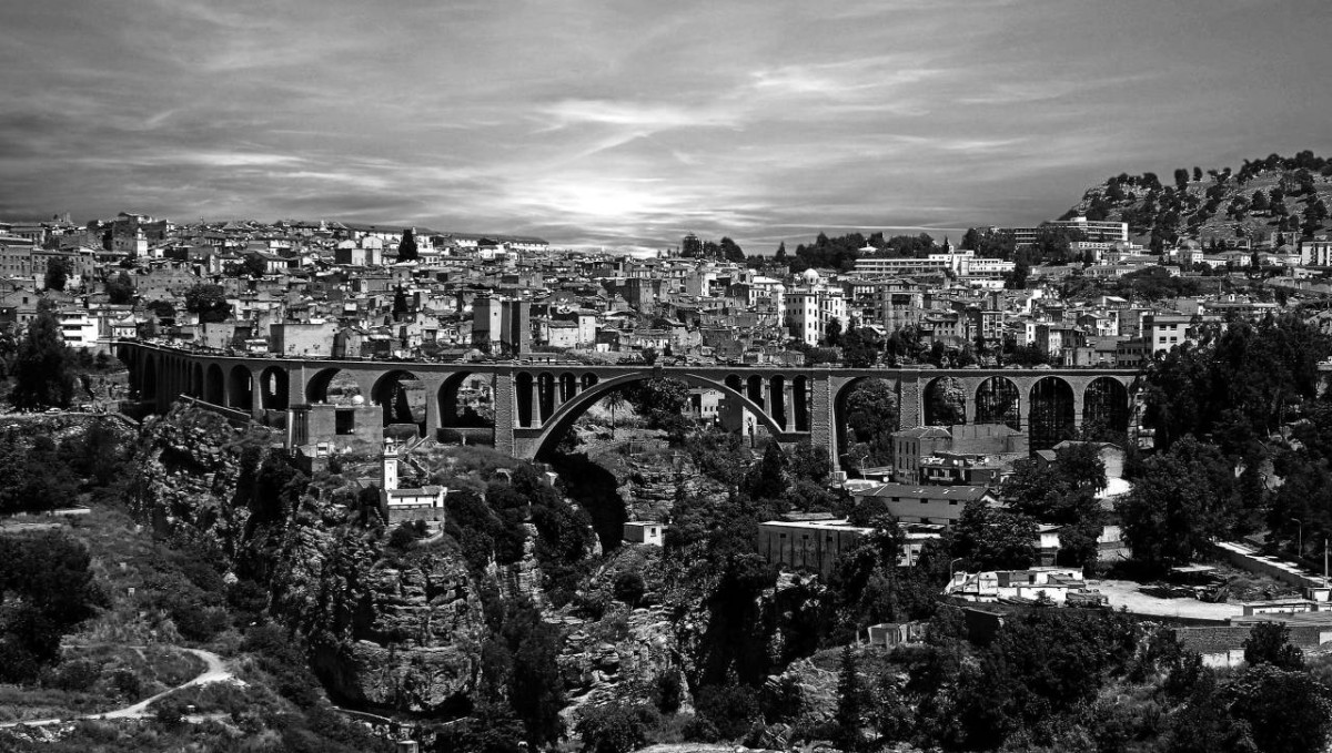 1837
القوات الفرنسية تدخل قسنطينة الجزائرية