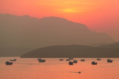 سفن عالقة قرب مضيق هرمز | رويترز