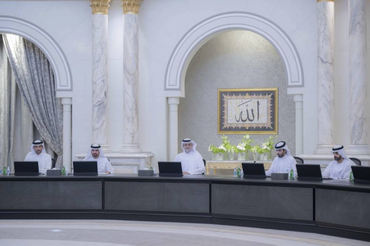 سلطان بن محمد بن سلطان مترئساً الاجتماع بحضور عبدالله بن سالم وسلطان بن أحمد | من المصدر