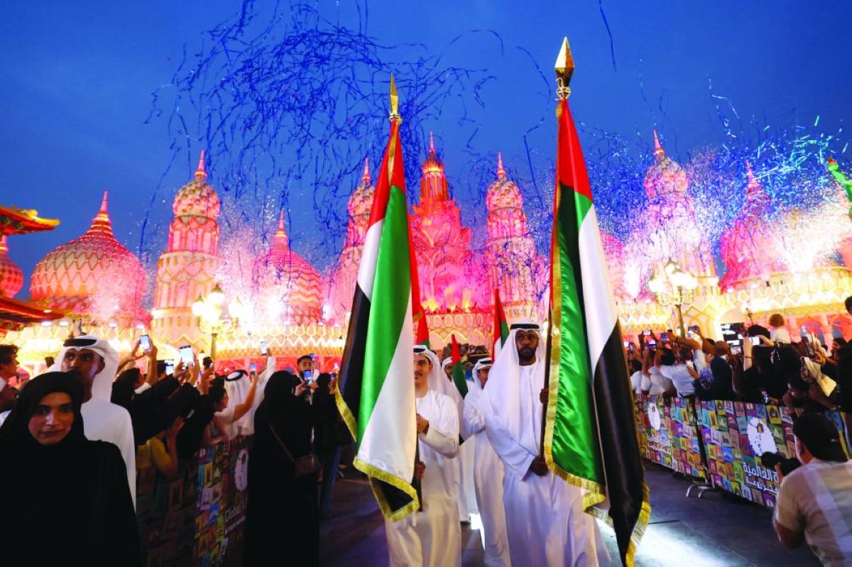 علم الدولة يتقدم الاحتفالات خلال انطلاق الموسم الجديد للقرية العالمية | تصوير: سالم خميس