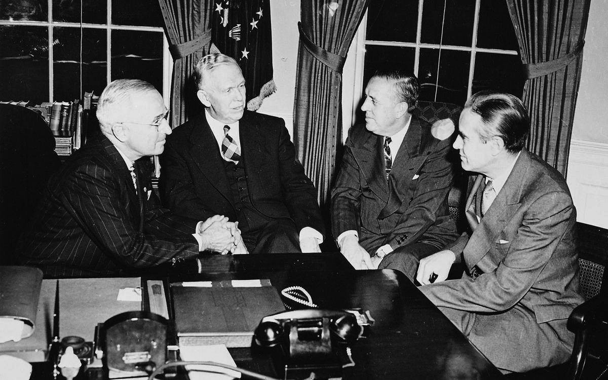 1948 - توقيع مشروع مارشال القاضي بمساعدة أمريكية لإعادة إعمار أوروبا.