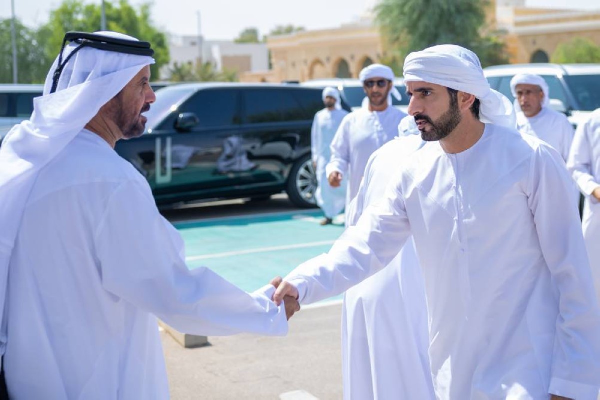 حمدان بن محمد يقدم واجب العزاء في محمد حمد بن قطامي العامري