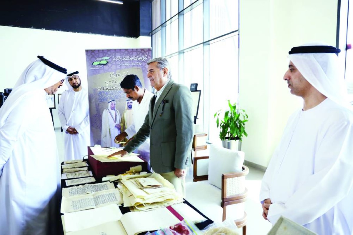 عبدالله بن دلموك أثناء زيارة ورشة ترميم المركز