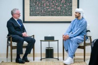 عبدالله بن زايد والسكرتير الرئيسي لرئيس الوزراء الكندي يبحثان تعزيز علاقات التعاون