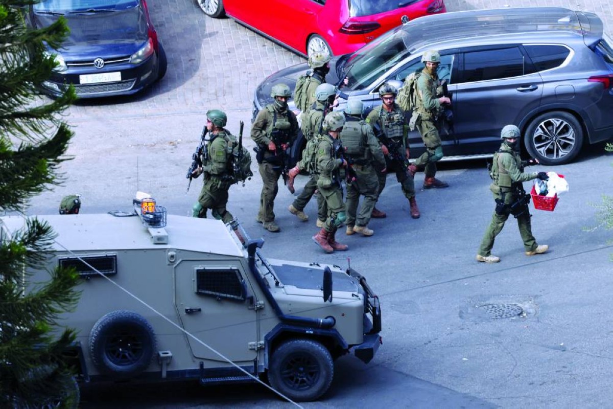 جنود إسرائيليون خلال اقتحام منطقة رفيديا بمدينة نابلس في الضفة الغربية | إي.بي.إيه
