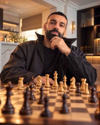 هل طبق محمد صلاح «خطة نابليون» في الشطرنج داخل المستطيل الأخضر ؟