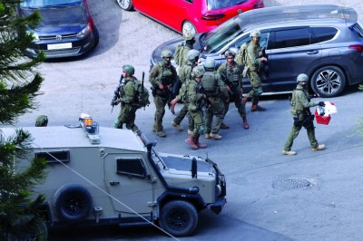 جنود إسرائيليون خلال اقتحام منطقة رفيديا بمدينة نابلس في الضفة الغربية | إي.بي.إيه