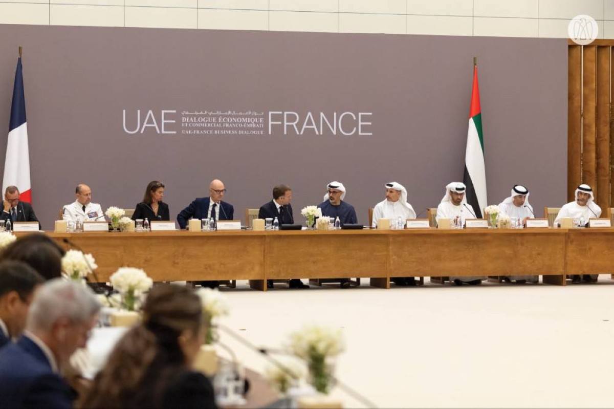 خالد بن محمد والرئيس الفرنسي يشهدان حوار الأعمال الإماراتي-الفرنسي